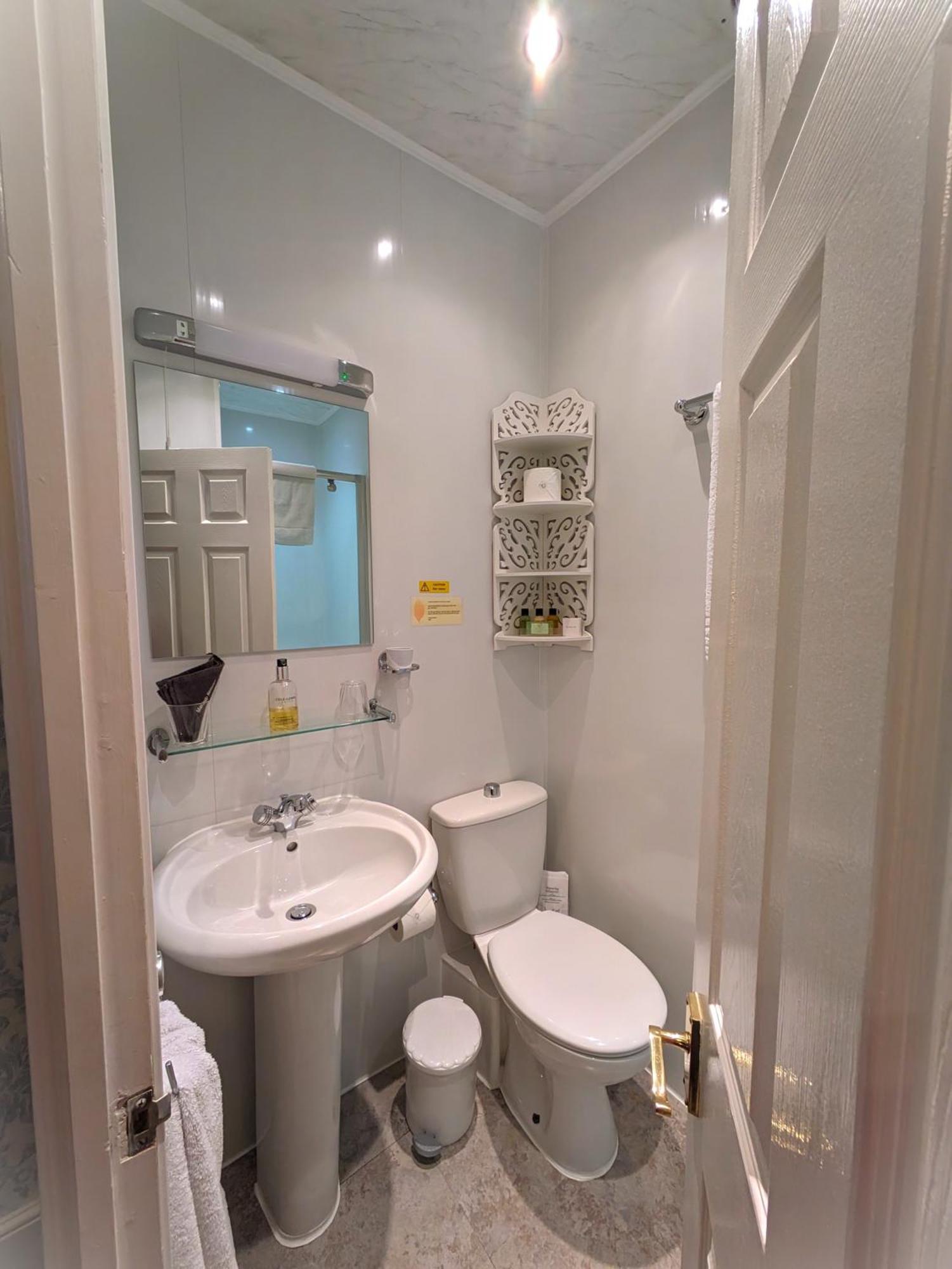Stratford House Exclusively For Adults Hotel Ландъндо Екстериор снимка