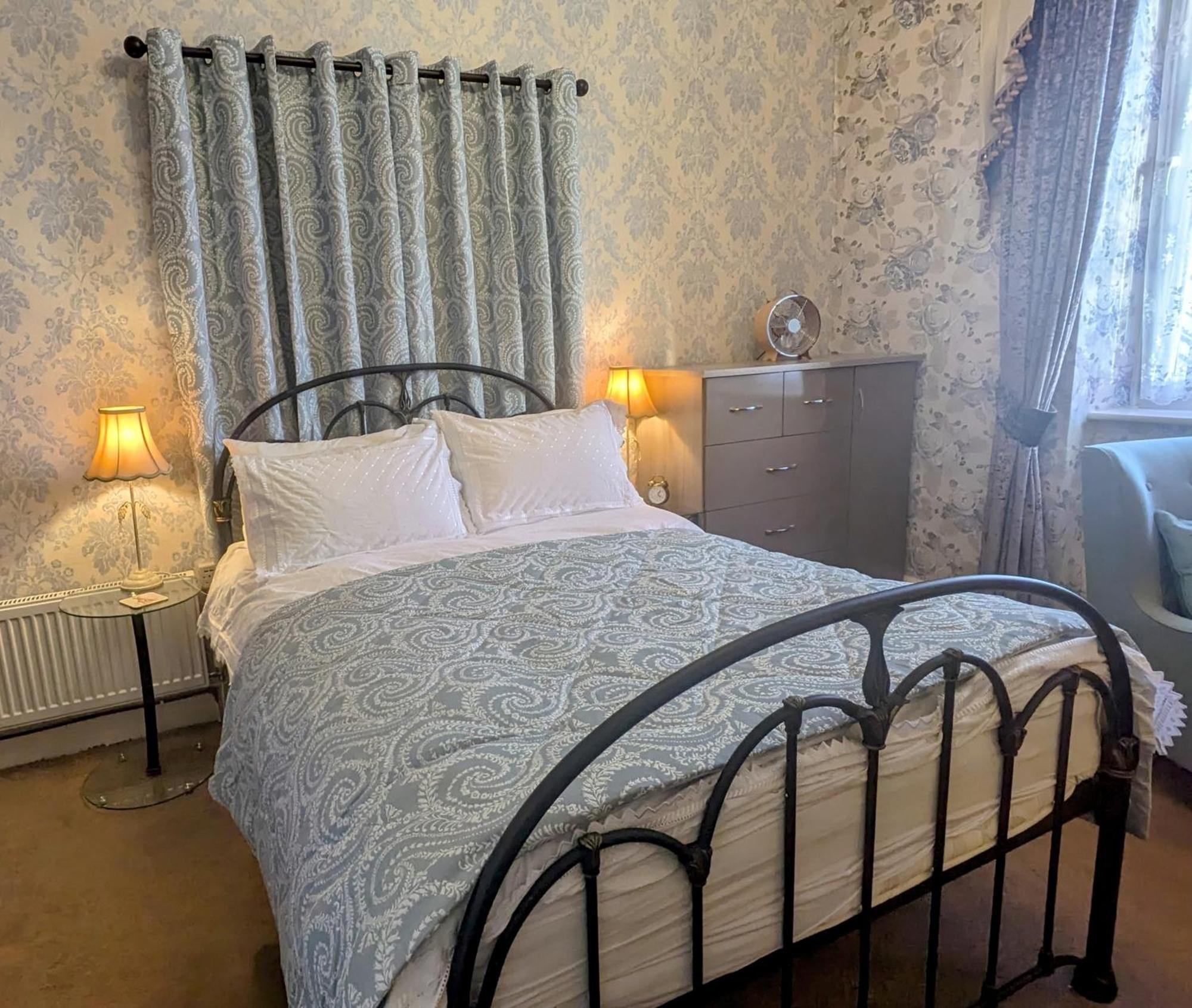 Stratford House Exclusively For Adults Hotel Ландъндо Екстериор снимка